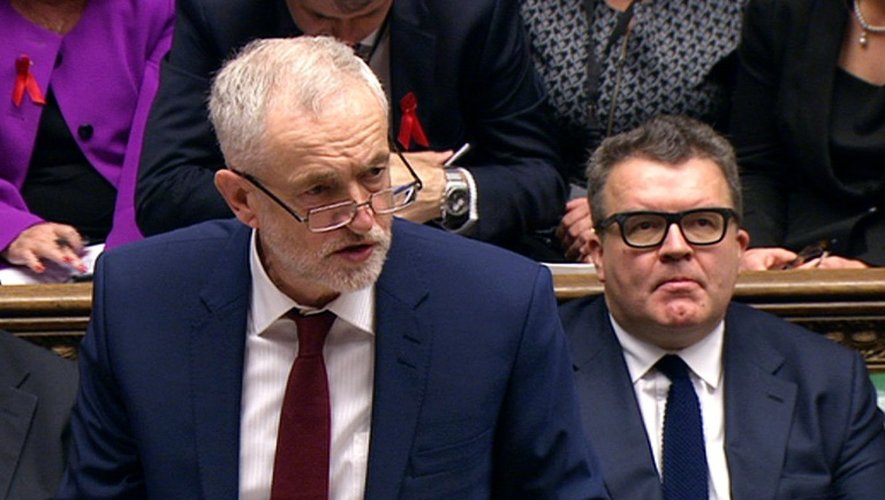 Une capture d'écran de la télévision parlementaire britannique (PRU) montre le leader pacifiste du Labour, Jeremy Corbyn, au Parlement, le 2 décembre 2015