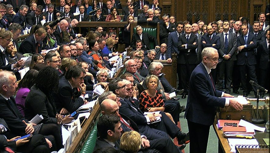 Une capture d'écran de la télévision parlementaire britannique (PRU) montre le leader pacifiste du Labour, Jeremy Corbyn, au Parlement, le 2 décembre 2015