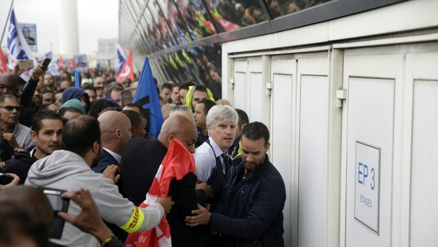 Pierre Plissonnier, l'un des deux dirigeants d'Air France, molesté en marge d'un comité central d'entreprise le 5 octobre 2015 à Roissy-en-France