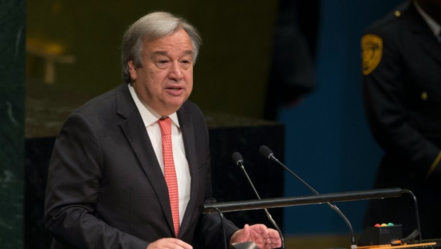 Le Portugais Antonio Guterres (g), prochain secrétaire général de l'ONU, le 13 octobre 2016 à New York