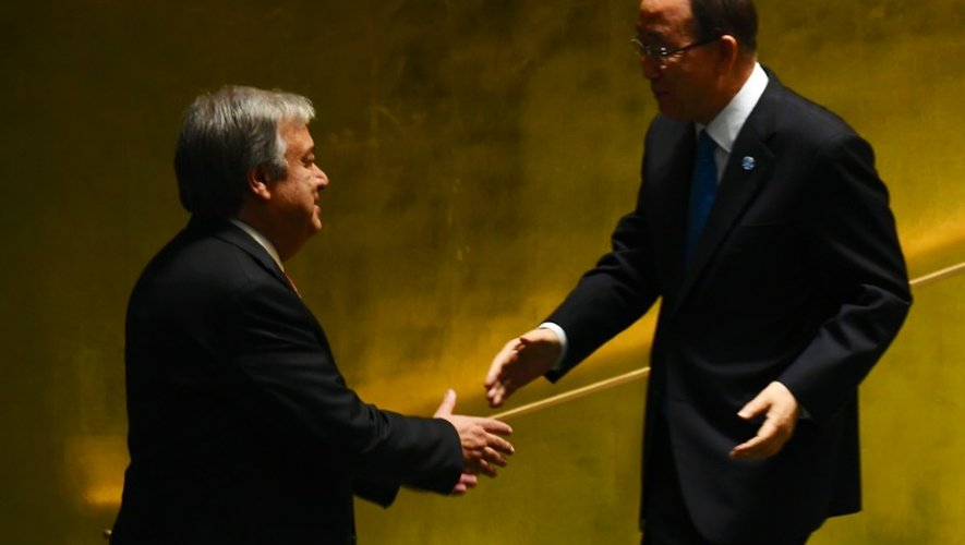Ban Ki-moon (d) et son successeur à la tête de l'ONU Antonio Guterres, le 13 octobre 2016 à New York