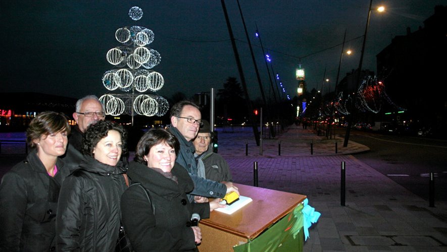 Le maire Christian Teyssèdre, accompagné de quelques élus de son conseil municipal, est venu donner le coup d'envoi des illuminations de Noël.