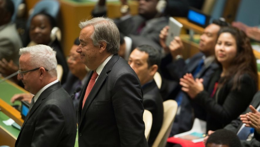 Le Portugais Antonio Guterres (d), prochain secrétaire général de l'ONU, le 13 octobre 2016 à New York