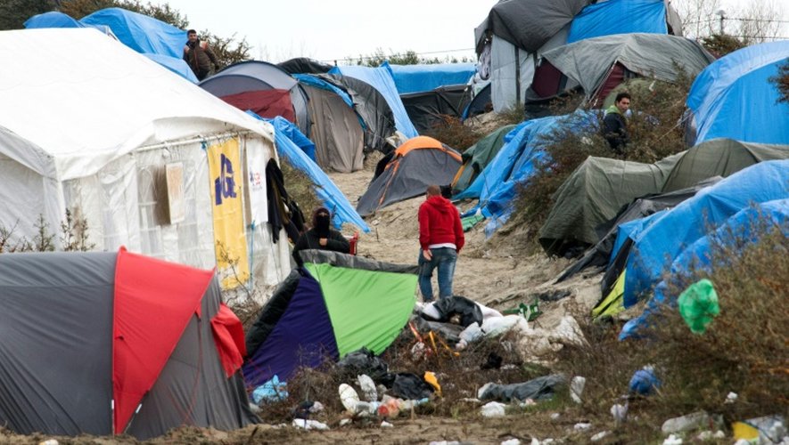 Des migrants parmi les tentes de la "New Jungle" à Calais, le 12 novembre 2015