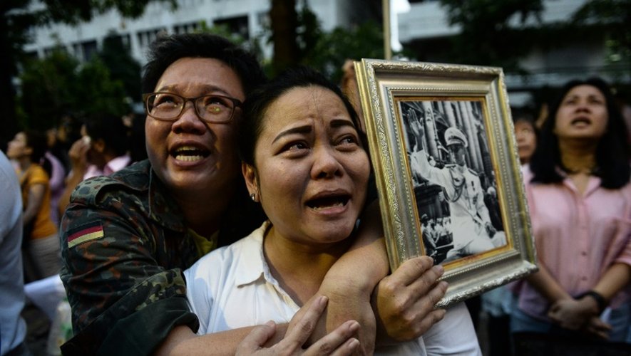 Réactions à Bangkok après la mort du roi de Thaïlande, le 13 octobre 2016