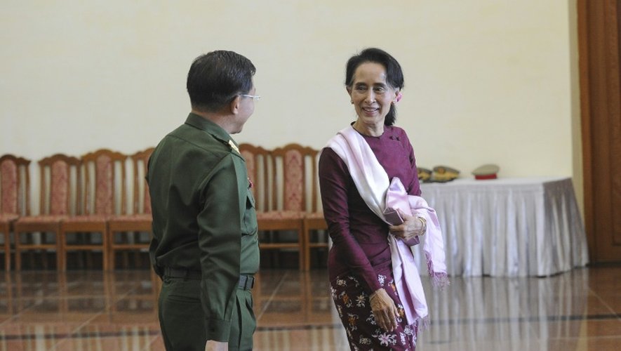 Min Aung Hlaing (g), chef de l'armée birmane, et la dirigeante démocrate Aung San Suu Kyi à Naypyidaw le 2 décembre 2015