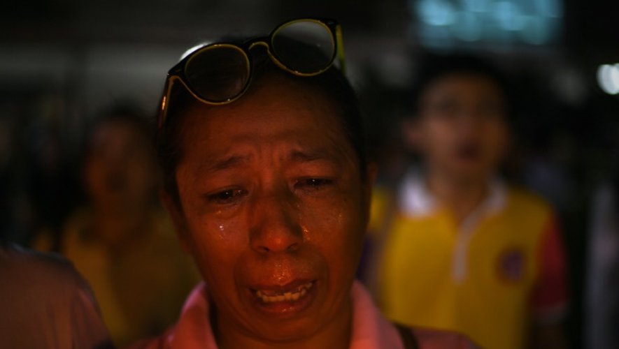 Un homme pleure la mort du roi de Thaïlande, le 13 octobre 2016 à Bangkok