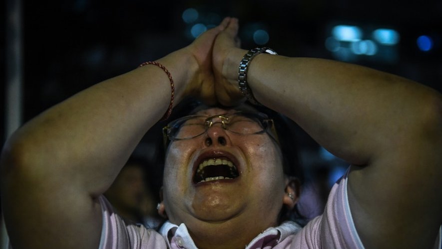Des pleurs et des cris à Bangkok après la mort du roi de Thaïlande, le 13 octobre 2016