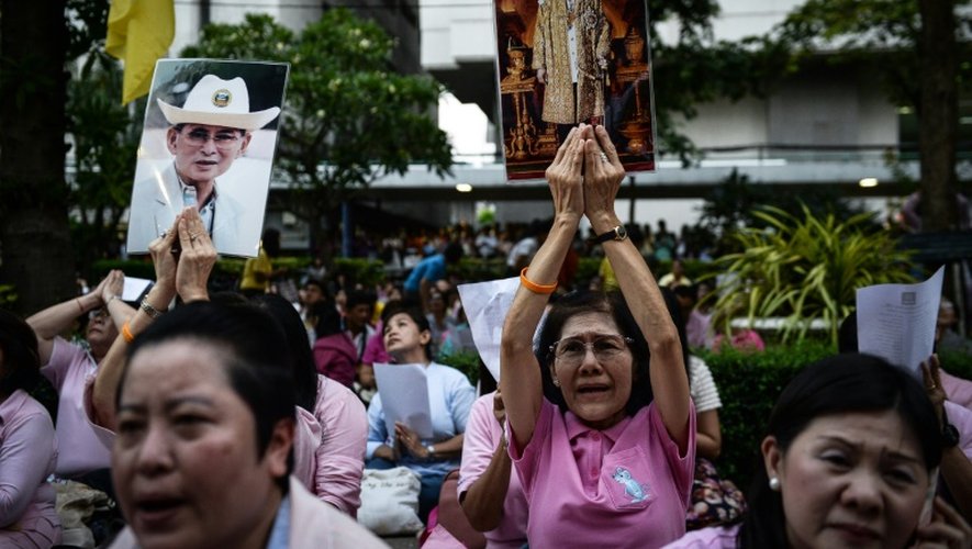 Réactions à Bangkok après la mort du roi de Thaïlande, le 13 octobre 2016