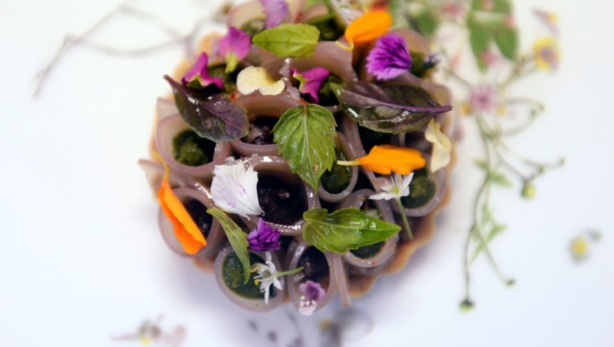 Une tartelette à l'aubergine décorée de fines fleurs colorées au menu du Pineapple and Pearls