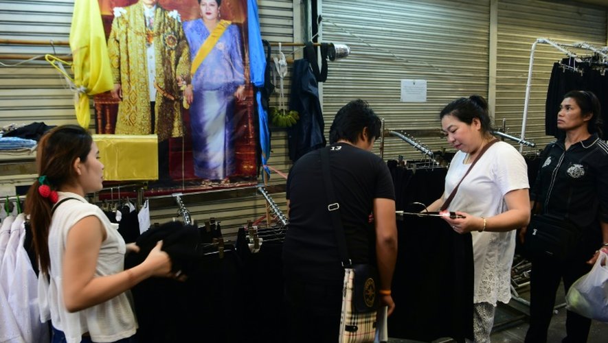 Samedi 15 octobre 2016, ruée dans les magasins sur les vêtements noirs à Bangkok. Les fonctionnaires sont notamment tenu de porter des vêtements noirs pendant une année, le gouvernement a d'ailleurs annoncé une période de deuil d'un an.