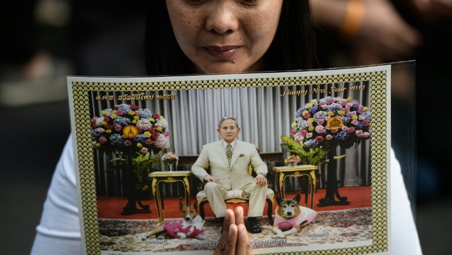 Une femme prie pour le défunt roi Bhumibol décédé jeudi, le 15 octobre 2016 devant le Palais royal de Bangkok.