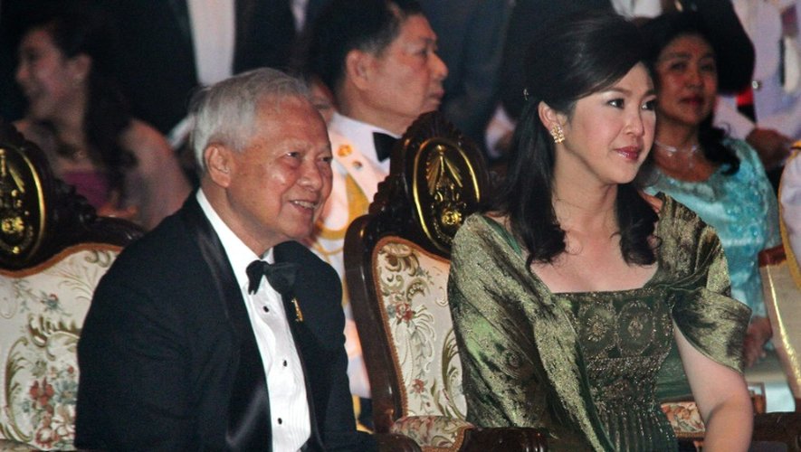 Prem Tinsulanonda (G), le 19 janvier 2012 à Bangkok, jusqu'ici chef du Conseil privé du roi, sera le régent pour une période non précisée.