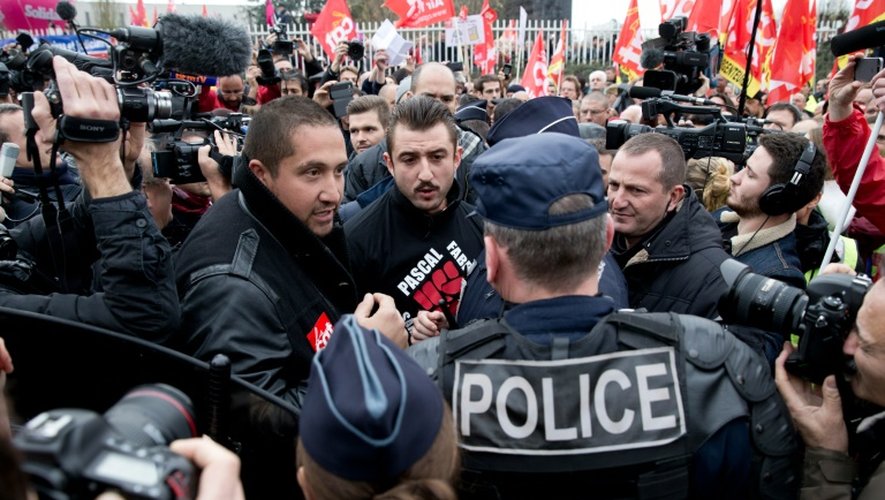 Des employés d'Air France face aux forces de l'ordre devant le tribunal de Bobigny, le 2 décembre 2015