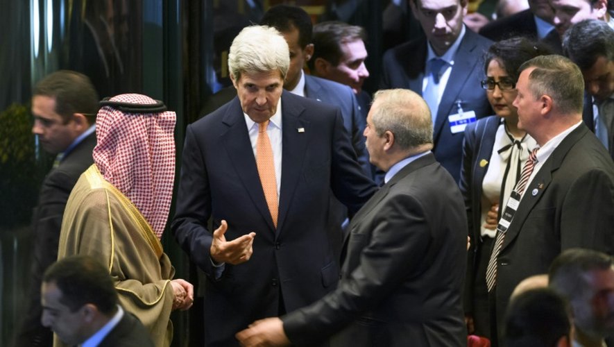 Le secrétaire d'État américain John Kerry (c) s'entretient avec ses homologues, le Saoudien Adel Al-Jubeir et le Jordanien Nasser Judeh (d), lors de pouparlers de paix sur la Syrie à Lausanne, le 15 octobre 2016