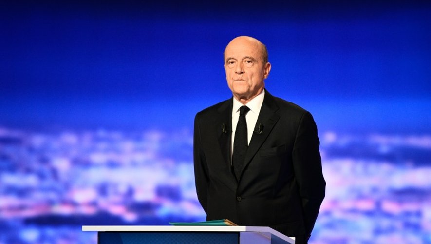 Alain Juppé lors du  premier débat télévisé de la primaire de la droite, le 13 octobre 2016 dans les studios de TF1 à La Plaine-Saint-Denis