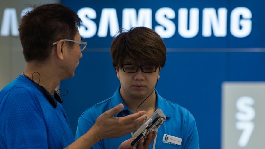 Un client pose une question au sujet de son téléphone Samsung à un vendeur de la marque, à Hong Kong le 11 octobre 2016
