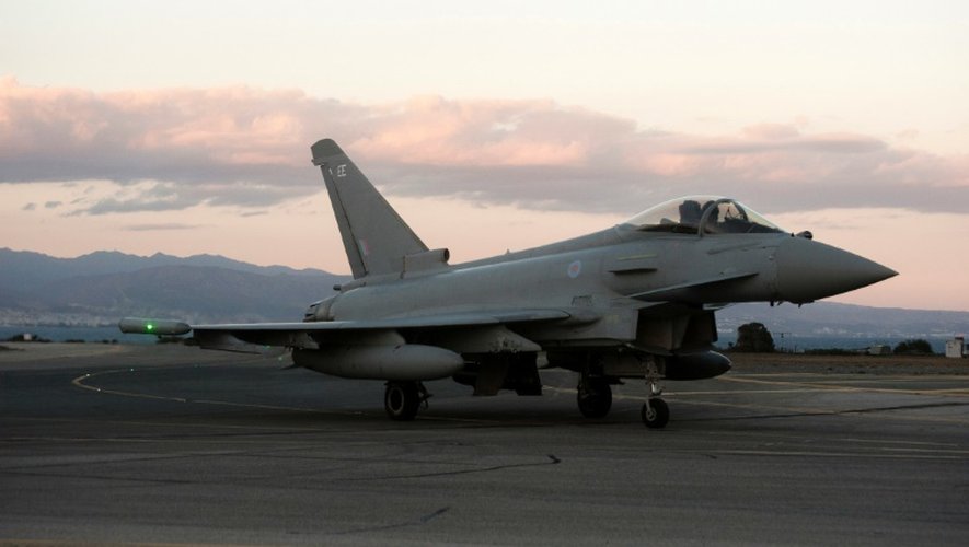 Un avion de combat Typhoon de l'armée britannique, le 3 décembre 2015 sur la base britannique de Akrotiri, à Chypre