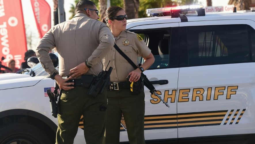 Policiers devant l'immeuble abritant des services sociaux à San Bernardino, (Californie)  cible le 2 décembre 2015 d'une fusillade meurtrière