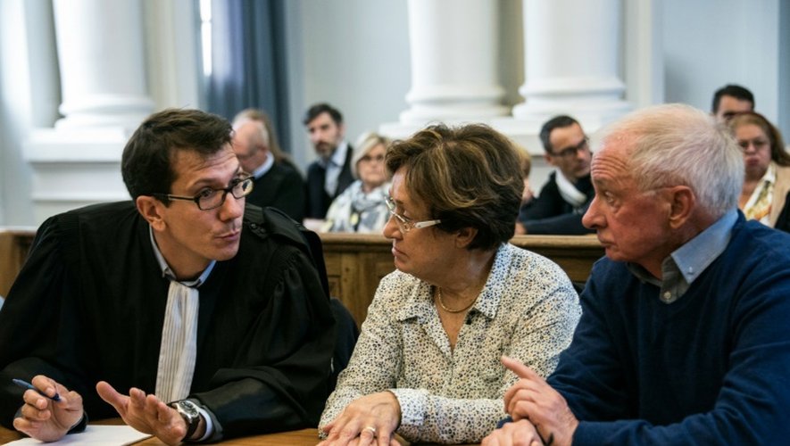 Ginette Fauviaux et Francis Fauviaux, les parents de Stephanie Fauviaux, avec leur avocat Gildas Brochen, lors du procès du gendarme niçois Lylian Legrand le 10 octobre 2016 à Douai