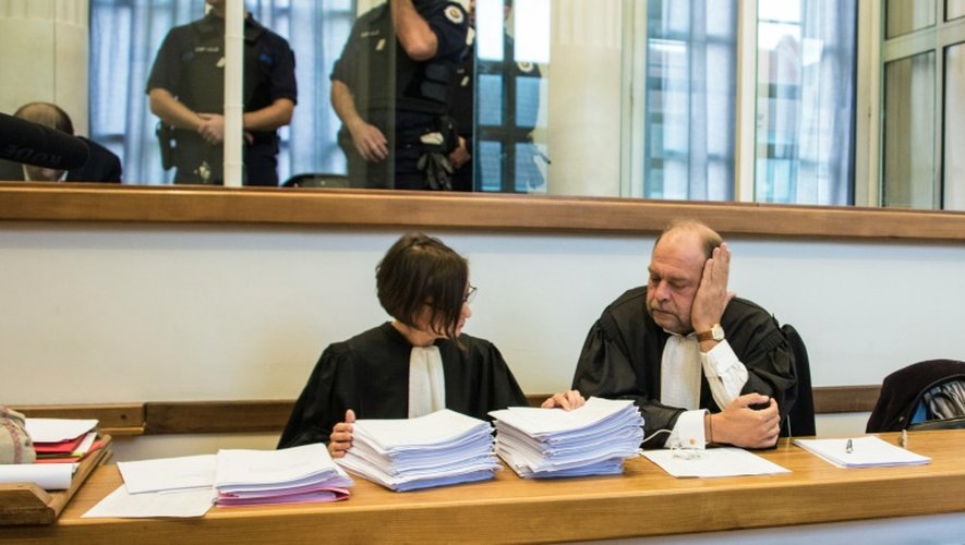 Eric Dupont Morreti (D), l'avocat du gendarme niçois Lylian Legrands, lors du procès le 10 octobre 2016 à Douai