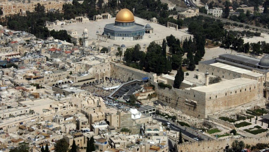 Le Mont du Temple, où se trouve le Mur occidental, lieu saint des Juifs, surmonté de l'Esplanade des Mosquées, lieu saint pour les musulmans