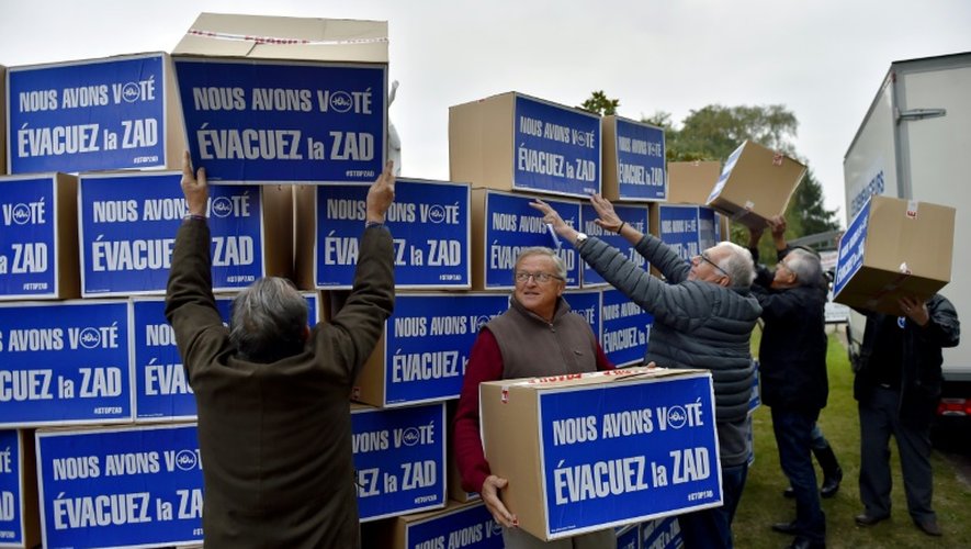 Des cartons de déménagement pour inciter les occupants de la "zone à défendre" (Zad) à partir, livrés par l'association pro-aéroport "Des ailes pour l'Ouest" le 14 octobre 2016 à Notre-Dame-des-Landes