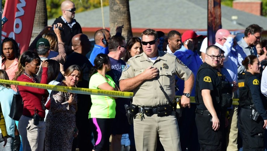 La foule se rassemble derrière un cordon de sécurité à San Bernardino le 2 décembre 2015