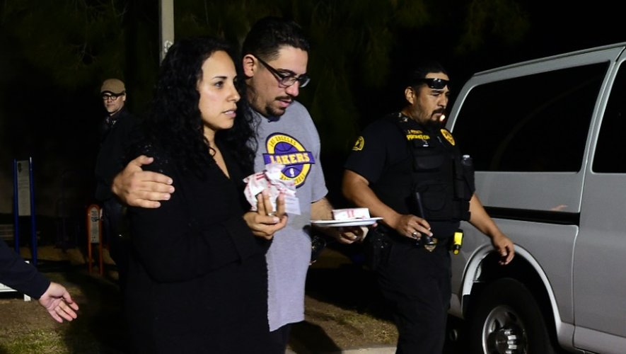 Omar Riopedre réconforte sa femme Diana, qui était au Inland Regional center quand une fusillade a eu lieu, le 2 décembre 2015 à San Bernardino