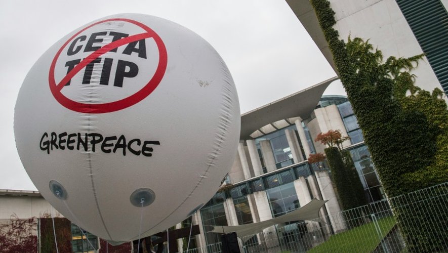 Un ballon anti-CETA et anti-TTIP durant une manifestation à Berlin, le 12 octobre 2016