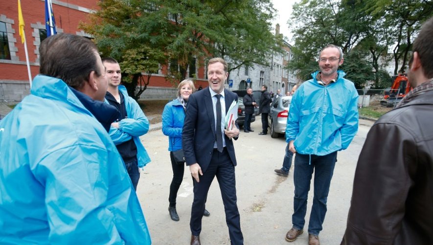 Le ministre-président de Wallonie Paul Magnette (C) avec des opposants au traité de libre-échange Ceta, le 14 octobre à Namur (Belgique)