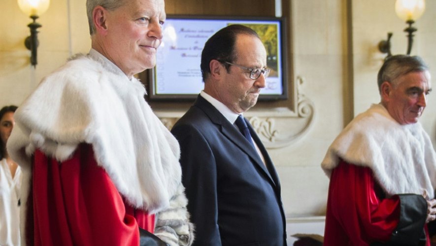 Le président français François Hollande (c), le premier président de la Cour de cassation Bertrand Louvel (g)et le procureur général Jean-Claude Marin (d) à Paris, le 16 juillet 2014