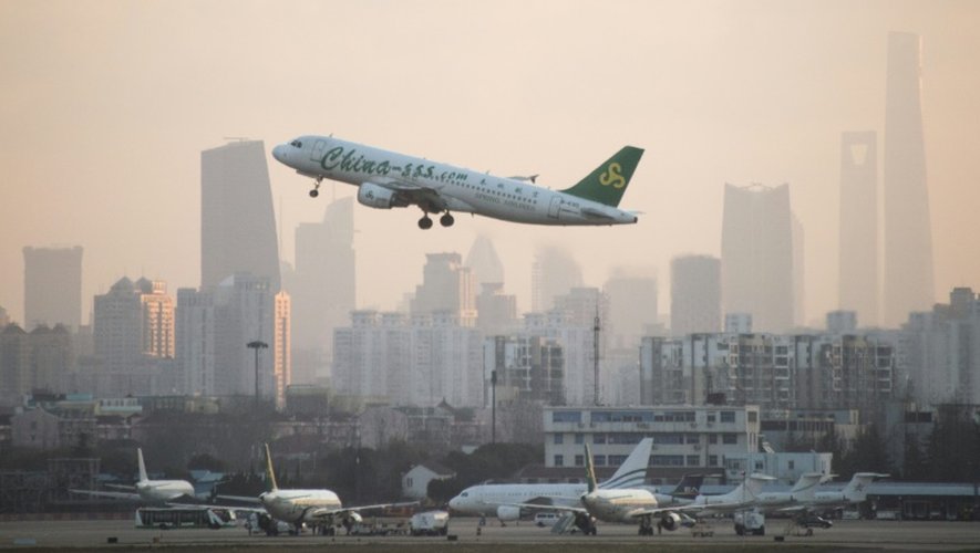 Un avion de la compagnie Spring Airlines décolle de l'aéroport de Hongqiaou à Shanghai le 8 février 2015