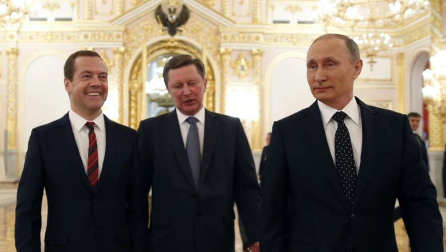 Le président Vladimir Poutine (à droite) accompagné de Sergei Ivanov, chef du personnel du Kremlin, et de son Premier ministre Dmitri Medvedev, le 3 décembre 2015