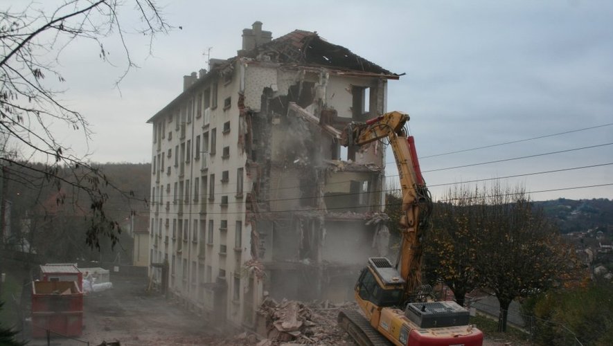 Inhabitée depuis le mois d'octobre 2012, l'une des deux barres HLM du Gua à Aubin a été démolie en prévision d'un nouveau projet immobilier porté par l'OPH.