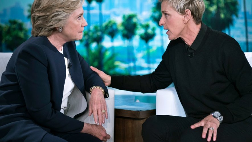 Hillary Clinton accorde une interview à Ellen DeGeneres, le 13 octobre 2016 à Burbank, en Californie