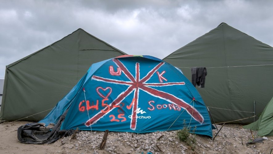 Une tente aux couleurs du drapeau britannique à la "Jungle" de Calais, dans le nord de la France, le 12 octobre 2016