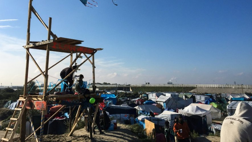Des migrants à l'oeuvre dans la "Jungle" de Calais, le 13 octobre 2016