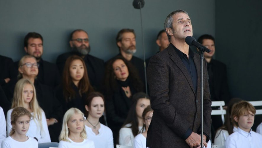 Julien Clerc interprète la chanson Utile, le 15 octobre 2016 à Nice, lors de l'hommage aux victimes de l'attentat du 14 juillet