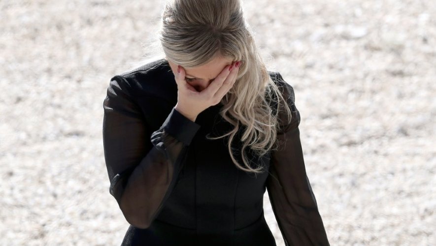 Une proche de six victimes de l'attentat du 14 juillet regagne sa place après avoir lu un texte lors de l'hommage national, le 15 octobre 2016 à Nice