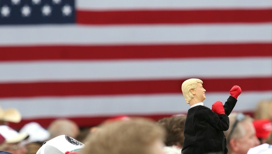 Un partisan de Donald Trump tient une marionnette boxant, à son effigie lors d'un meeting à Lakeland en Floride, le 12 octobre 2016.