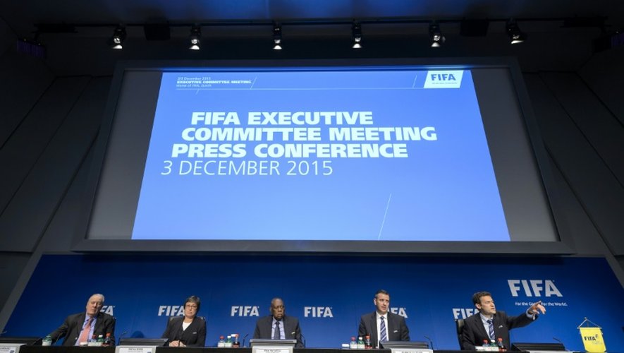 Réunion du comité exécutif de la Fifa avec son président par interim Issa Hayatou (c), le 3 décembre 2015 à Zurich