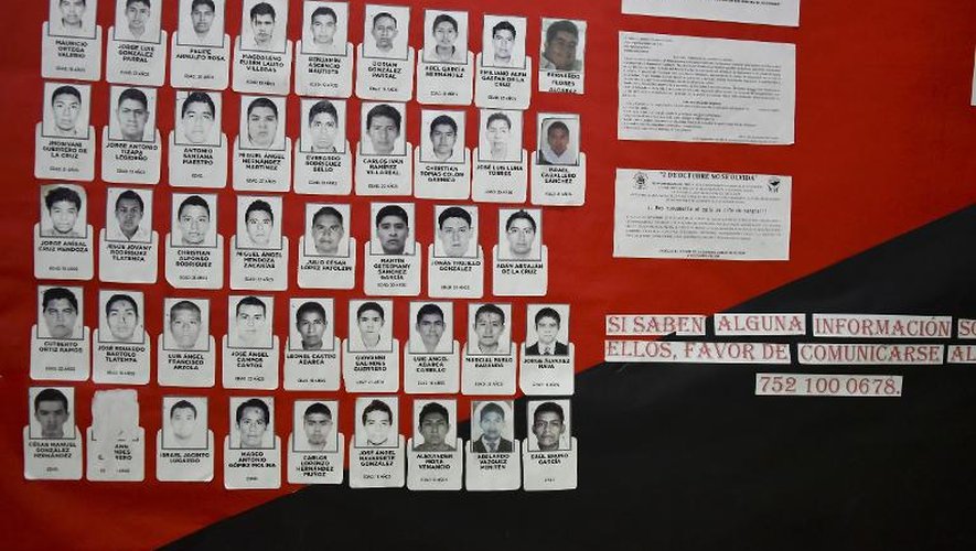 Portraits des 43 étudiants mexicains disparus à Iguala, sur les murs du réfectoire de leur école normale d'Ayotzinapa dans l'Etat de Guerrero, le 26 octobre 2014