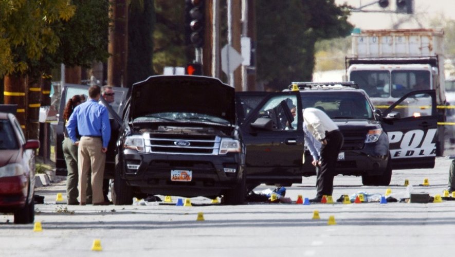 Des enquêteurs recherchent des indices sur la véhicule utilisé par le couple d'origine pakistanaise auteur de la fusillade de San Bernardina, le 3 décembre 2015 en Californie