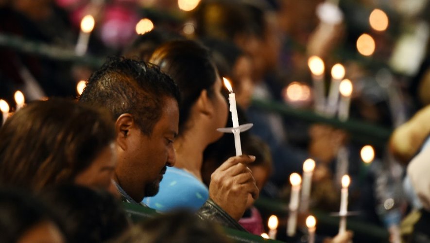 Des bougies allumées le 3 décembre 2015 lors d'une cérémonie en hommage aux victimes de la tuerie à San Bernardino
