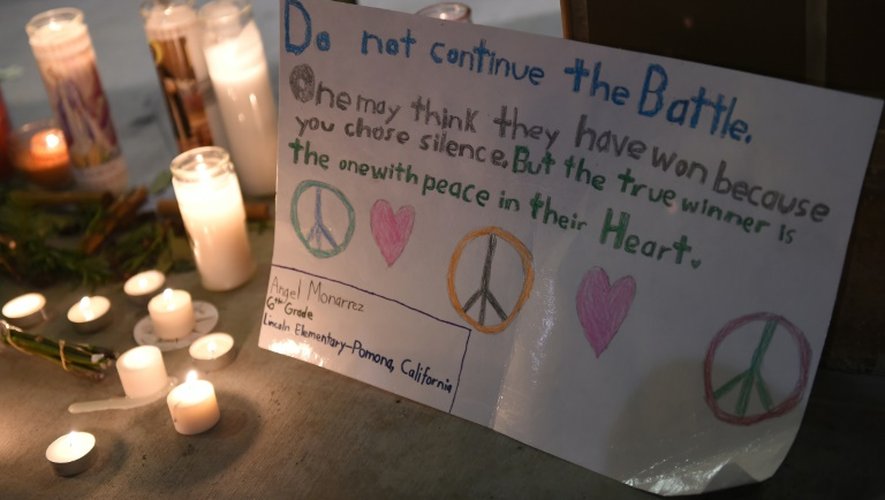 Des messages et des bougies déposés en hommage aux victimes de la fusillade de San Bernardino, le 3 décembre 2015 en Californie