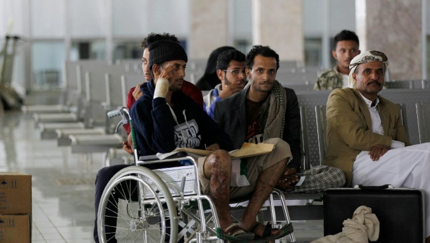 Evacuation vers Oman de yéménites blessés dans le bombardement de la coalition arabe, le 15 octobre 2016 à l'aéroport de Sanaa