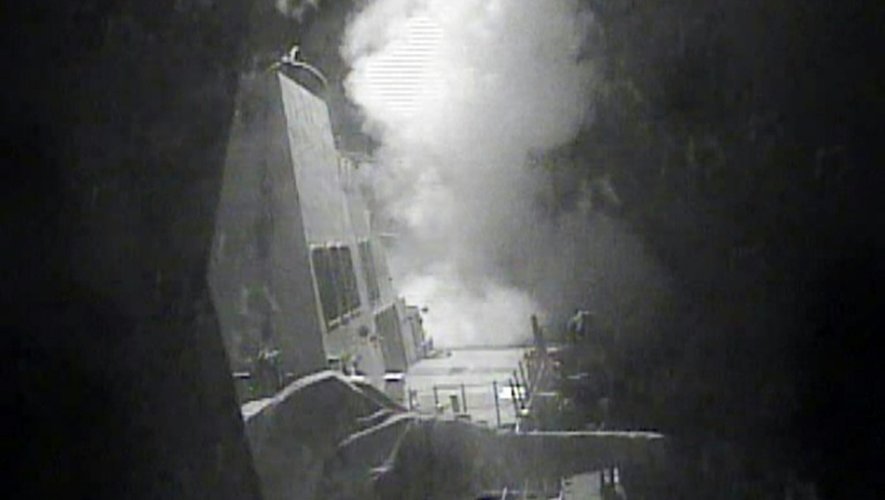 Une photo obtenue par la marine américaine montre le destroyer lance-missiles USS Nitze lance une attaque contre trois sites de radars côtiers en territoire contrôlé par les Houthis sur la côte de la mer Rouge du Yémen, le 13 octobre 2016