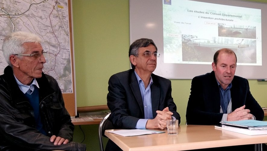 Accompagné par Alain Queste et Serge Roques, André At a présenté les prochains travaux du pont de Farrou