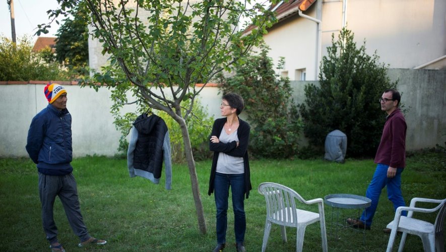 Dawa, réfugié tibétain de 33 ans, dans le jardin de ses hébergeurs, Caroline et Michel, le 11 octobre 2016 à Saint-Maur-des-Fossés, au sud-est de Paris
